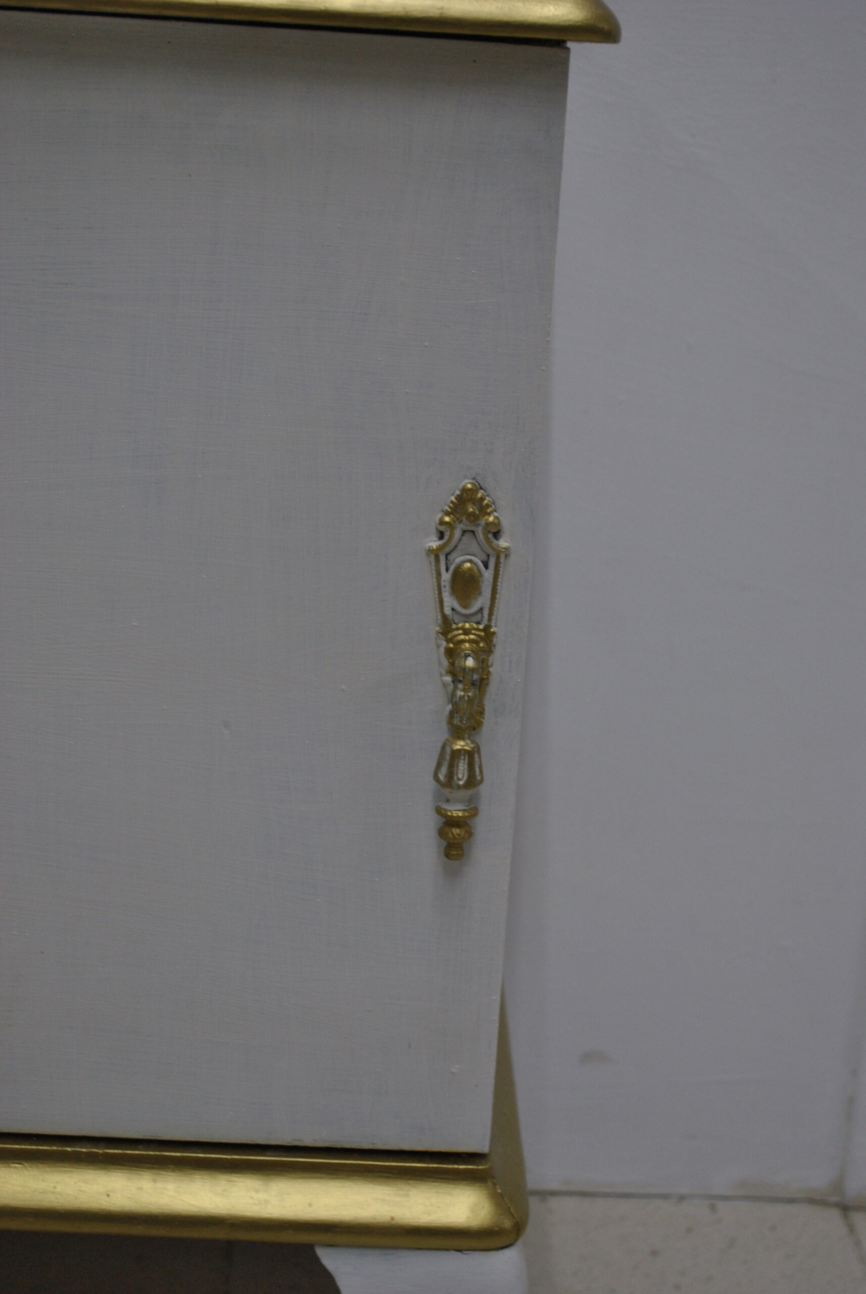 Mesita vintage blanca y dorada pintada - Imagen 5