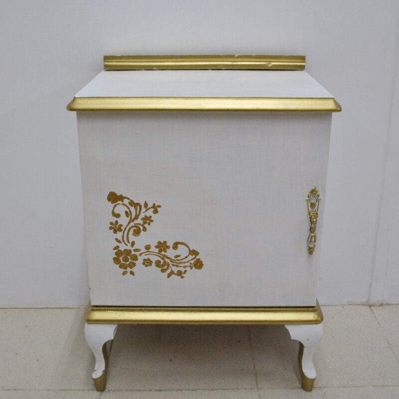 Mesita vintage blanca y dorada pintada