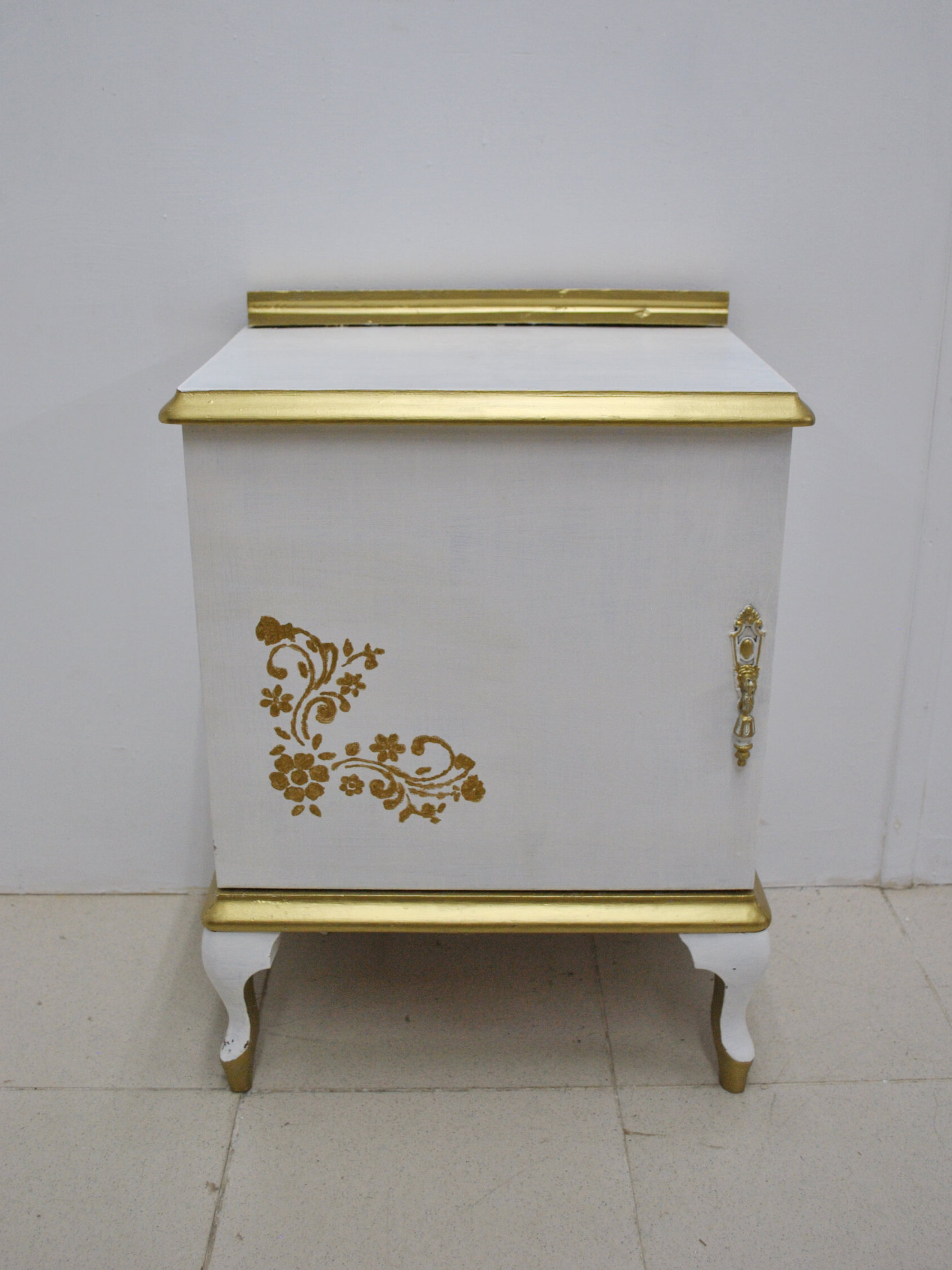 Mesita vintage blanca y dorada pintada
