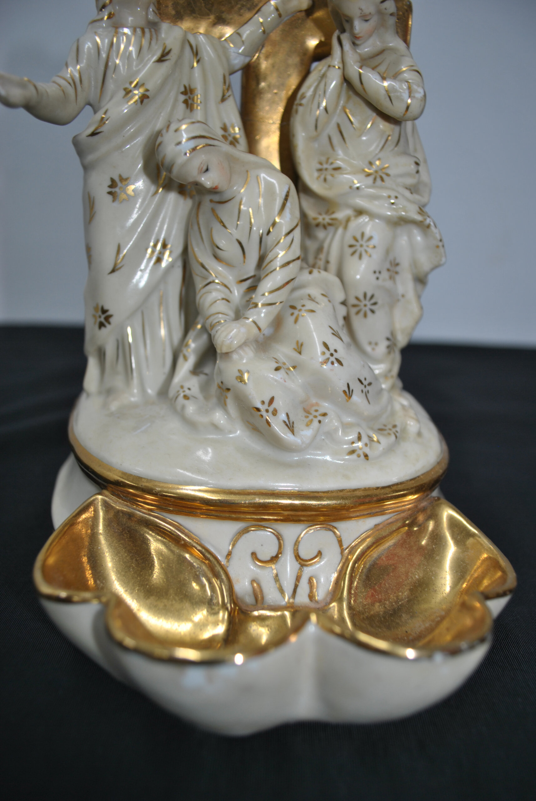 Benditera porcelana Tres Marías y cruz dorada - Imagen 3