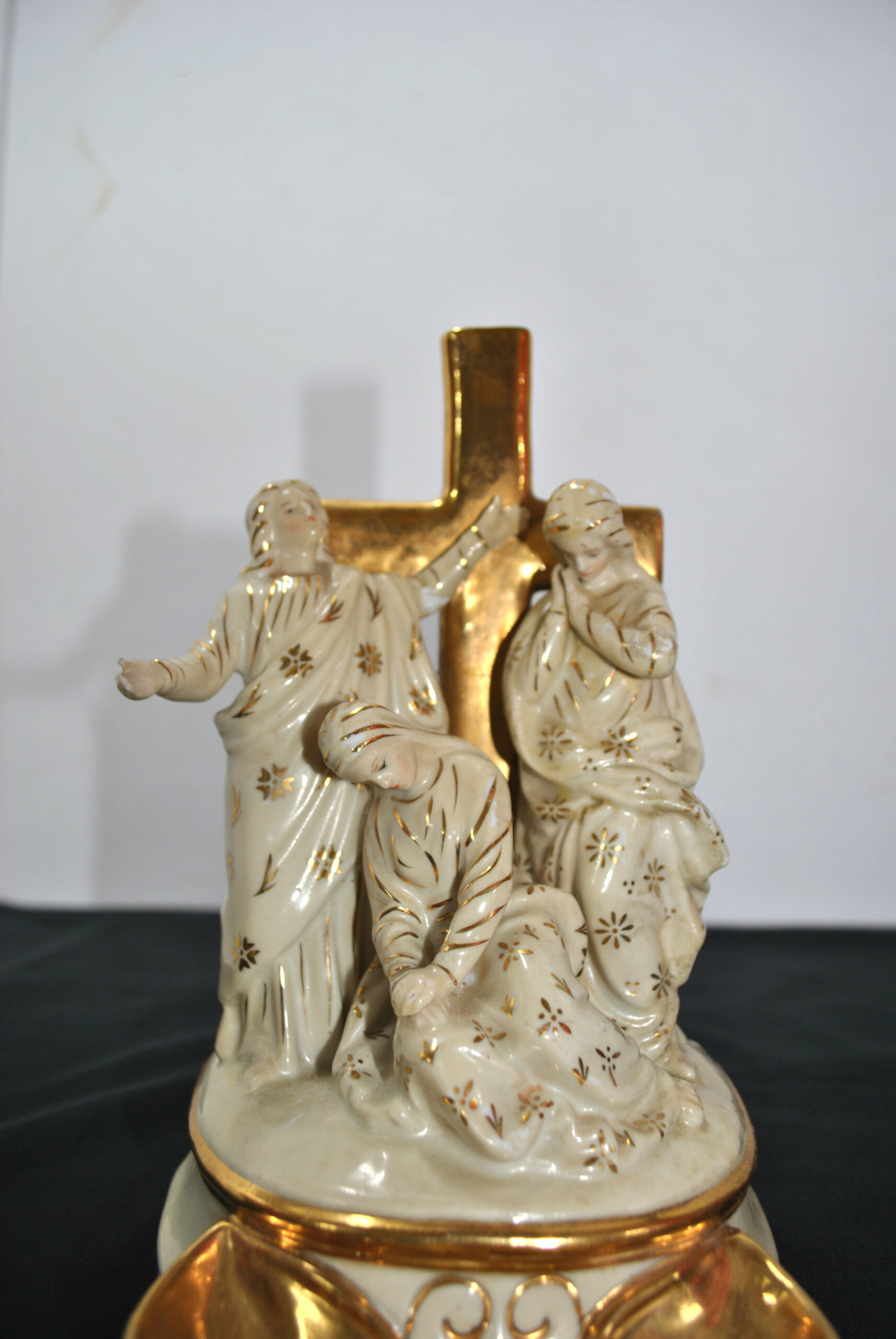 Benditera porcelana Tres Marías y cruz dorada - Imagen 5