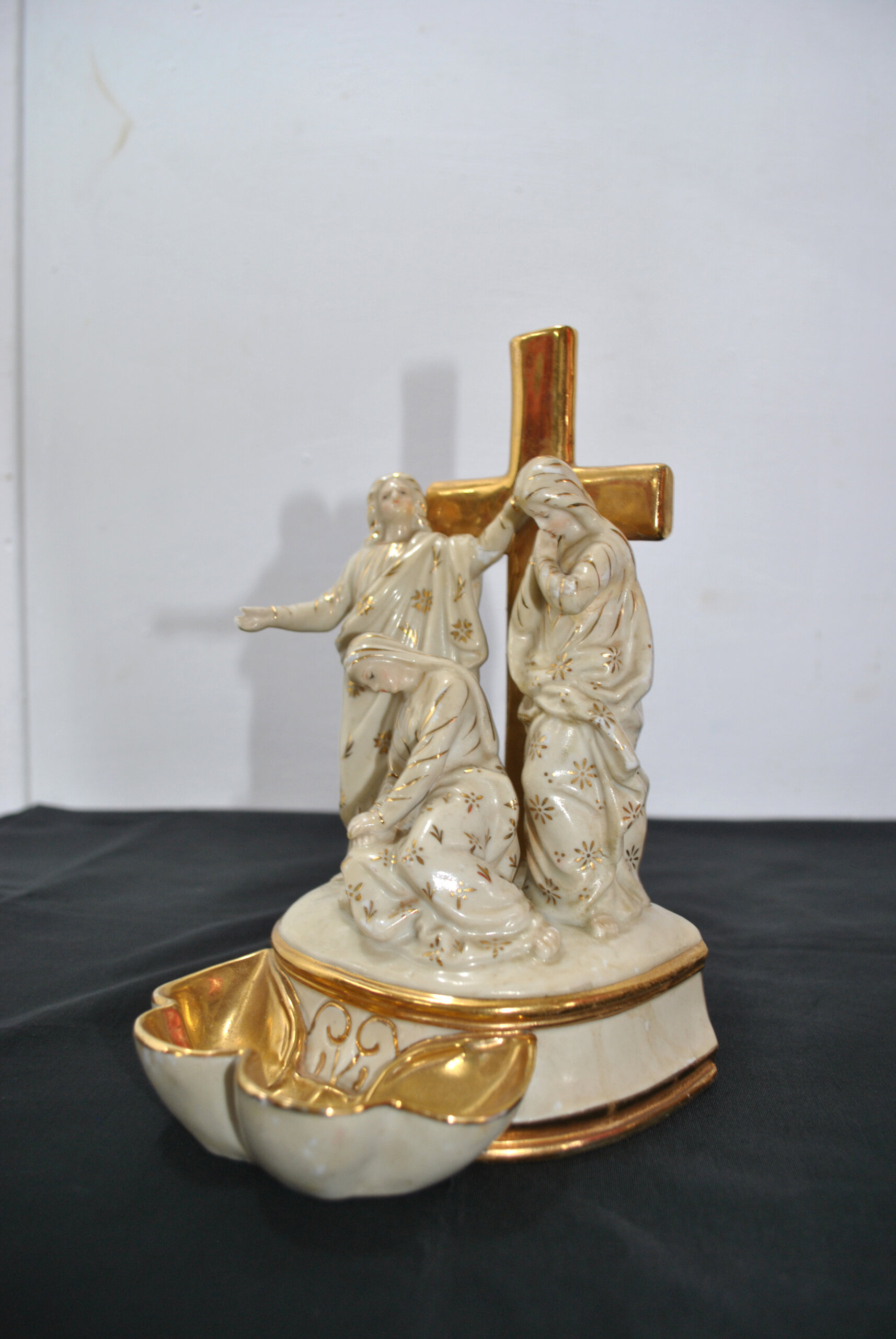 Benditera porcelana Tres Marías y cruz dorada - Imagen 6