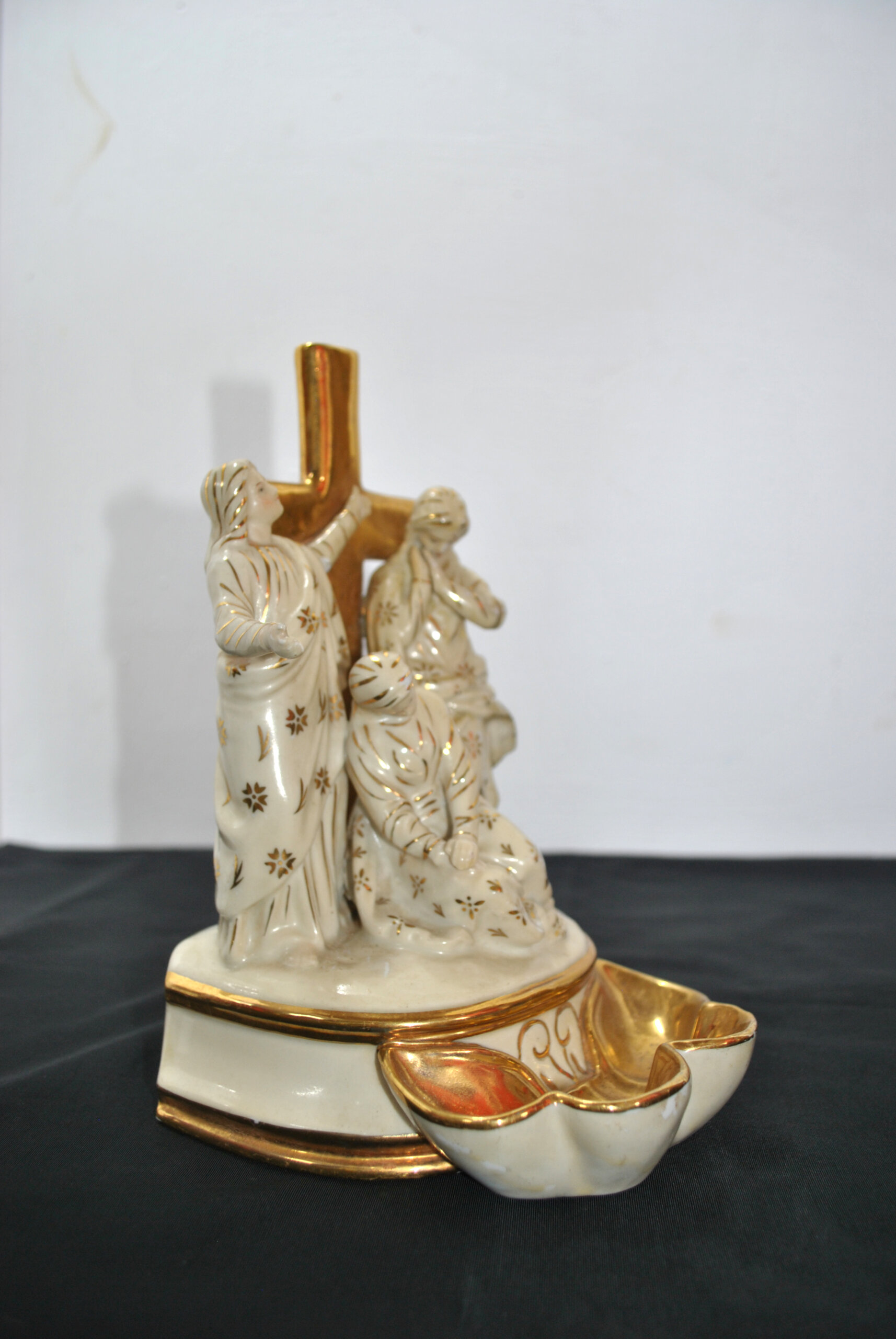 Benditera porcelana Tres Marías y cruz dorada - Imagen 7