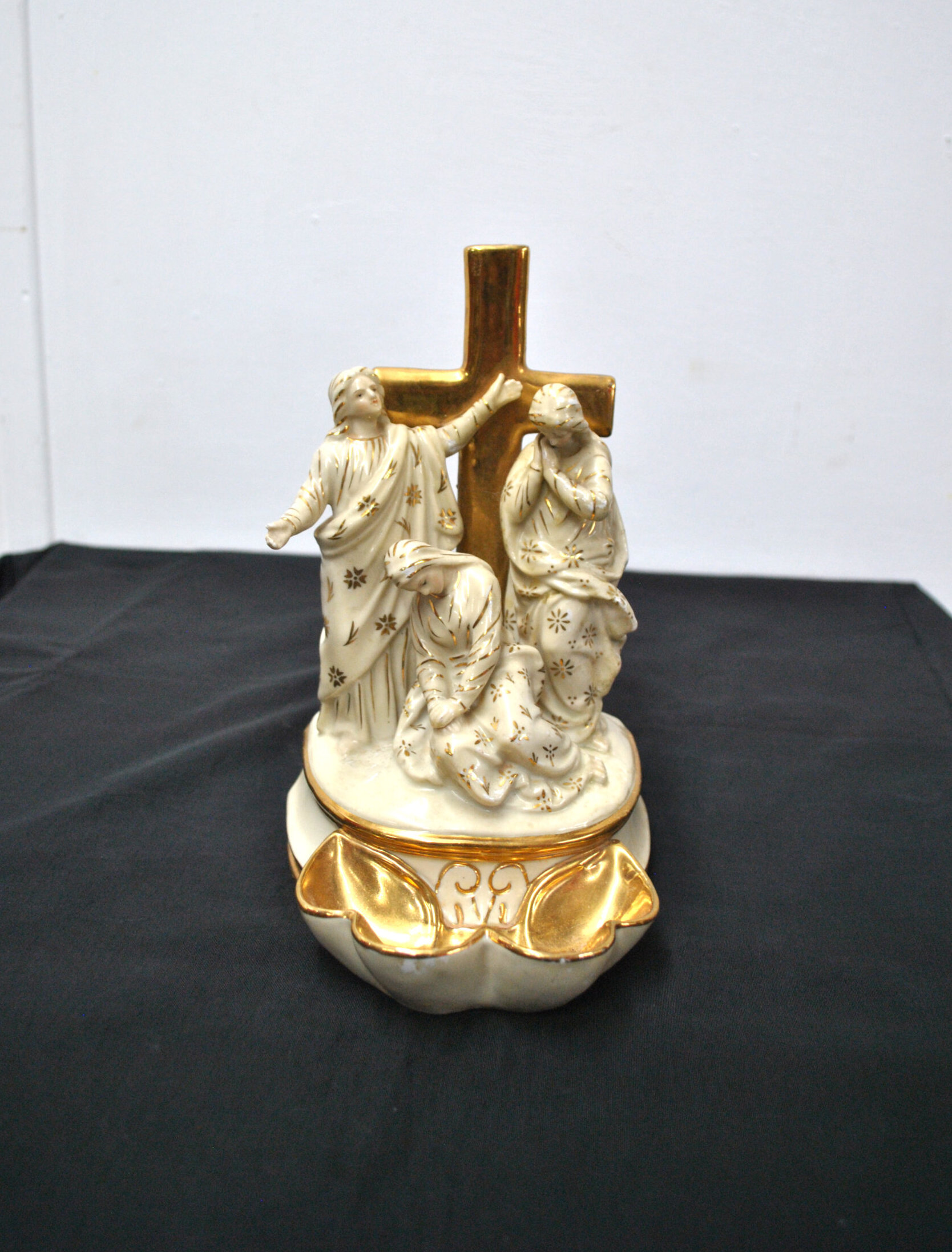Benditera porcelana Tres Marías y cruz dorada