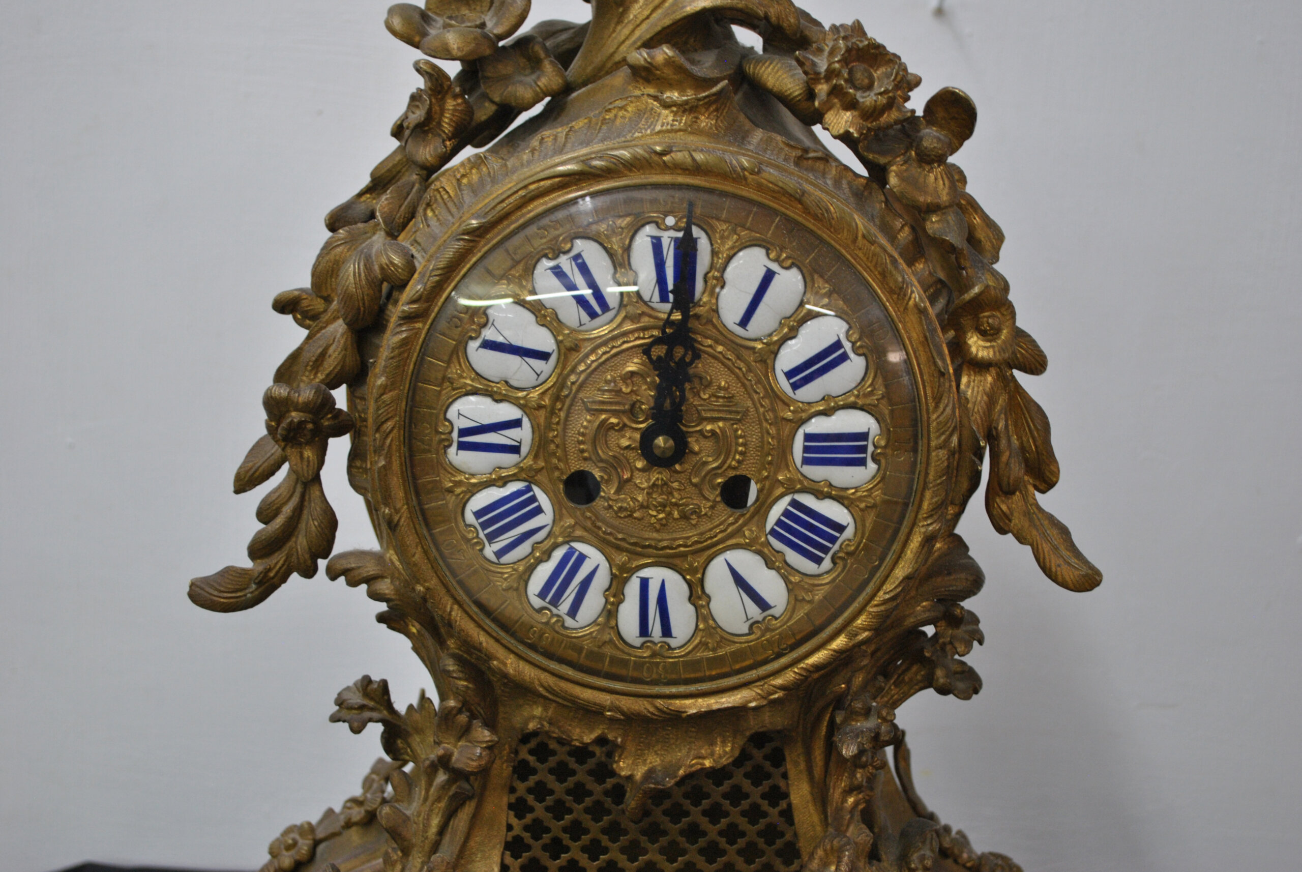 Reloj bronce Luis XV decoración floral - Imagen 3