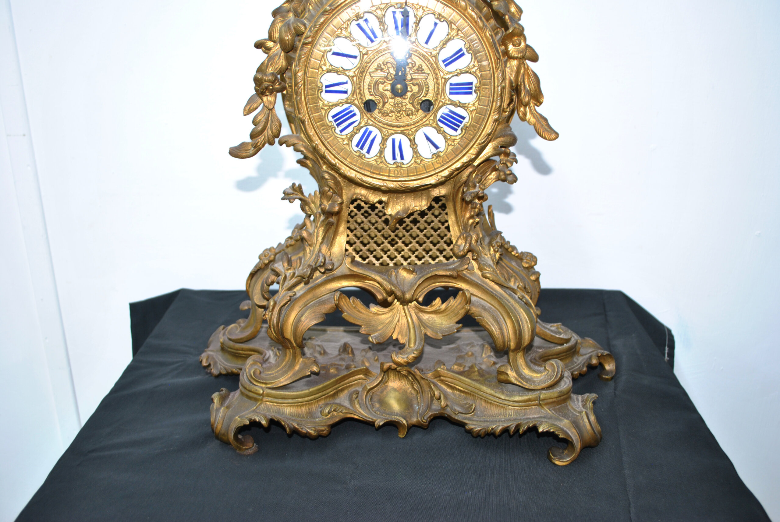 Reloj bronce Luis XV decoración floral - Imagen 4