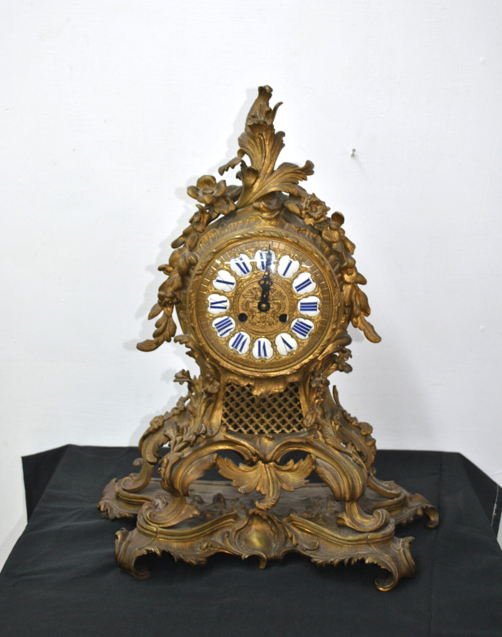 Reloj bronce Luis XV decoración floral