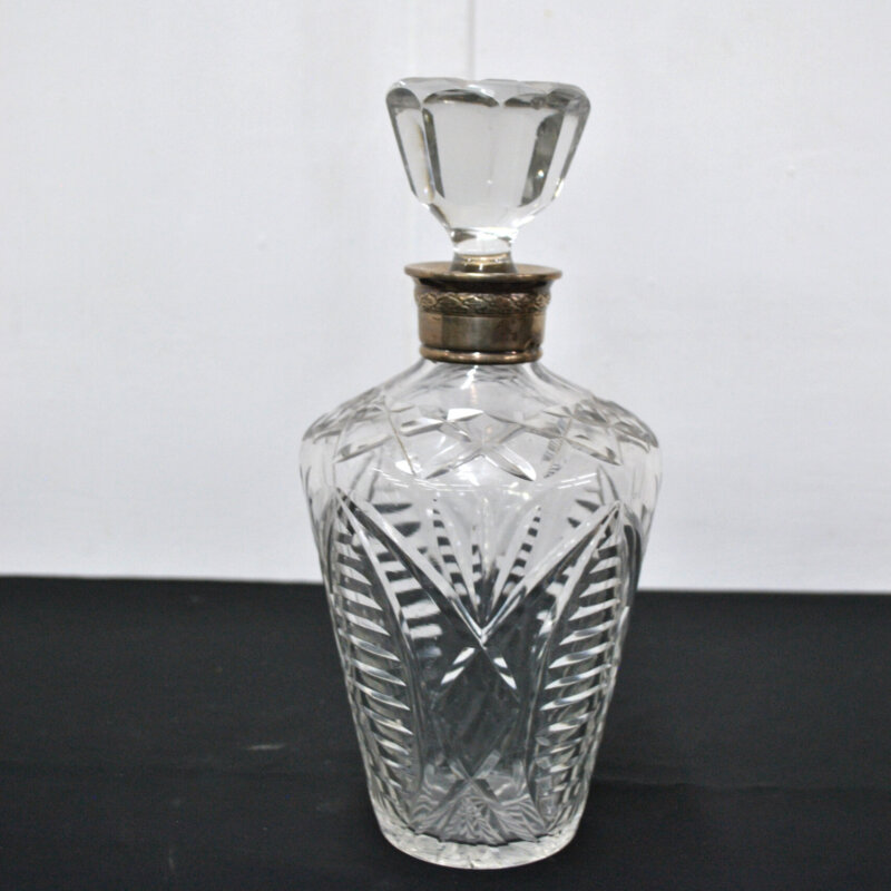 Licorera cristal tallado cuello plata