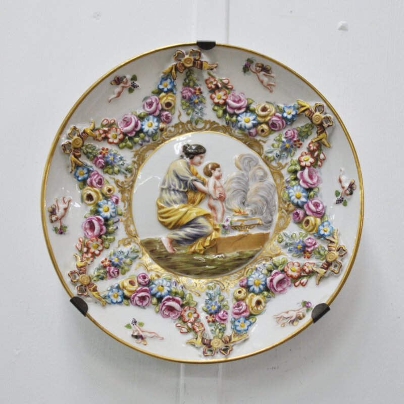 Plato porcelana escena romántica y flores