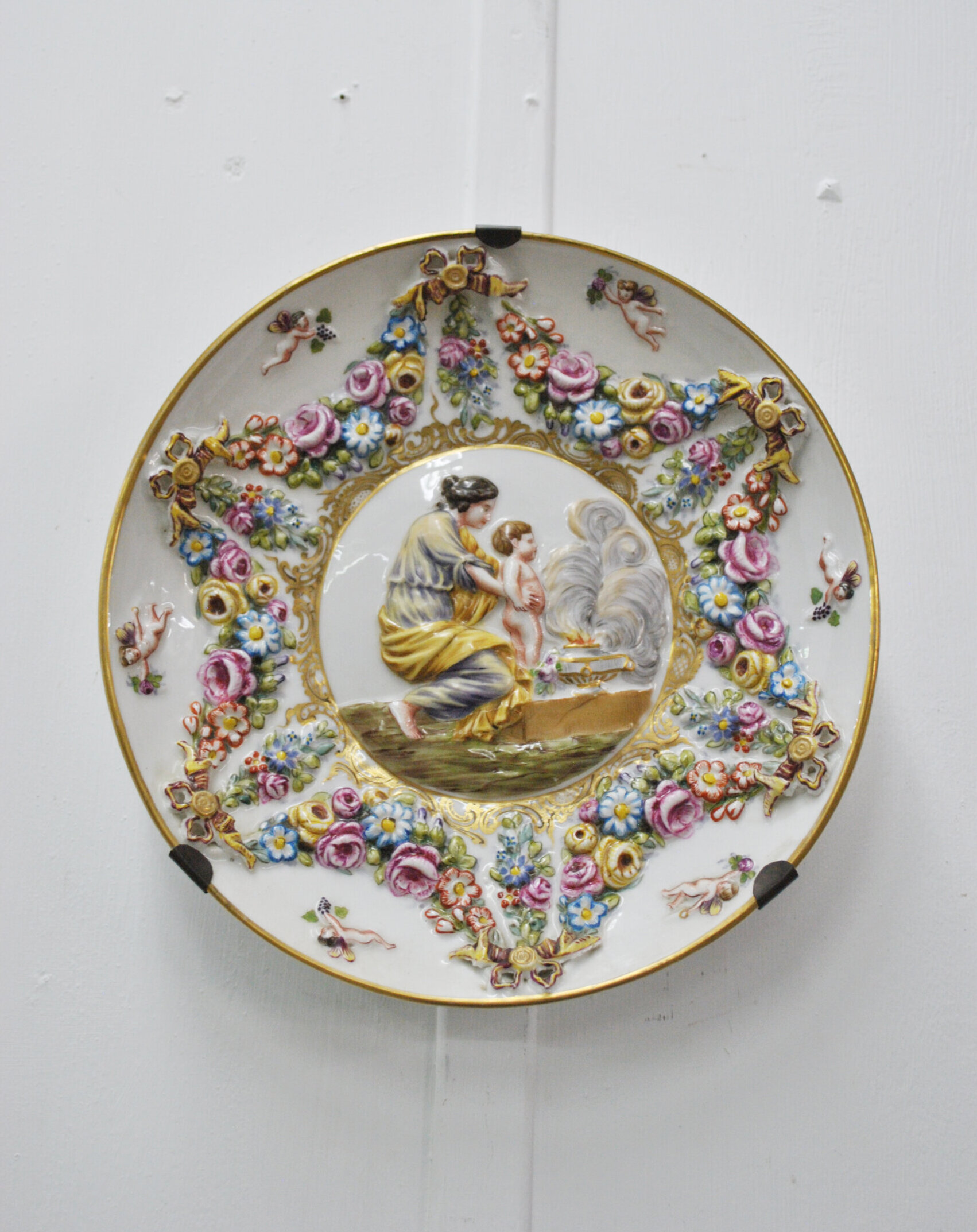 Plato porcelana escena romántica y flores