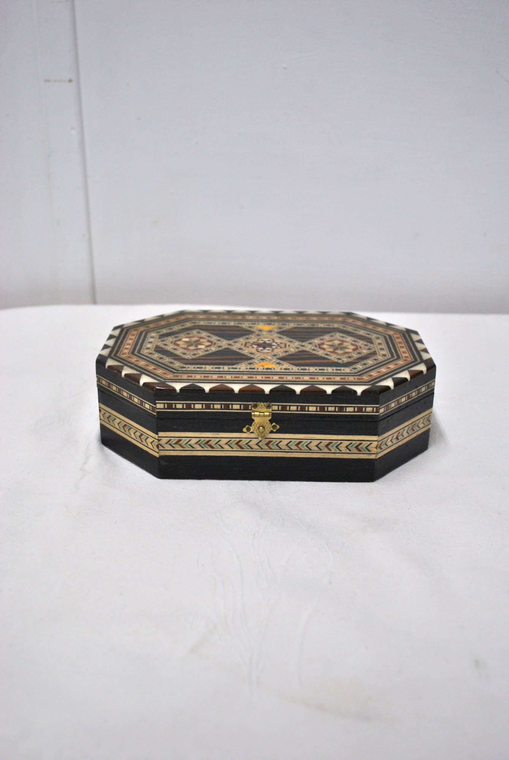 Caja joyero octogonal de marquetería árabe