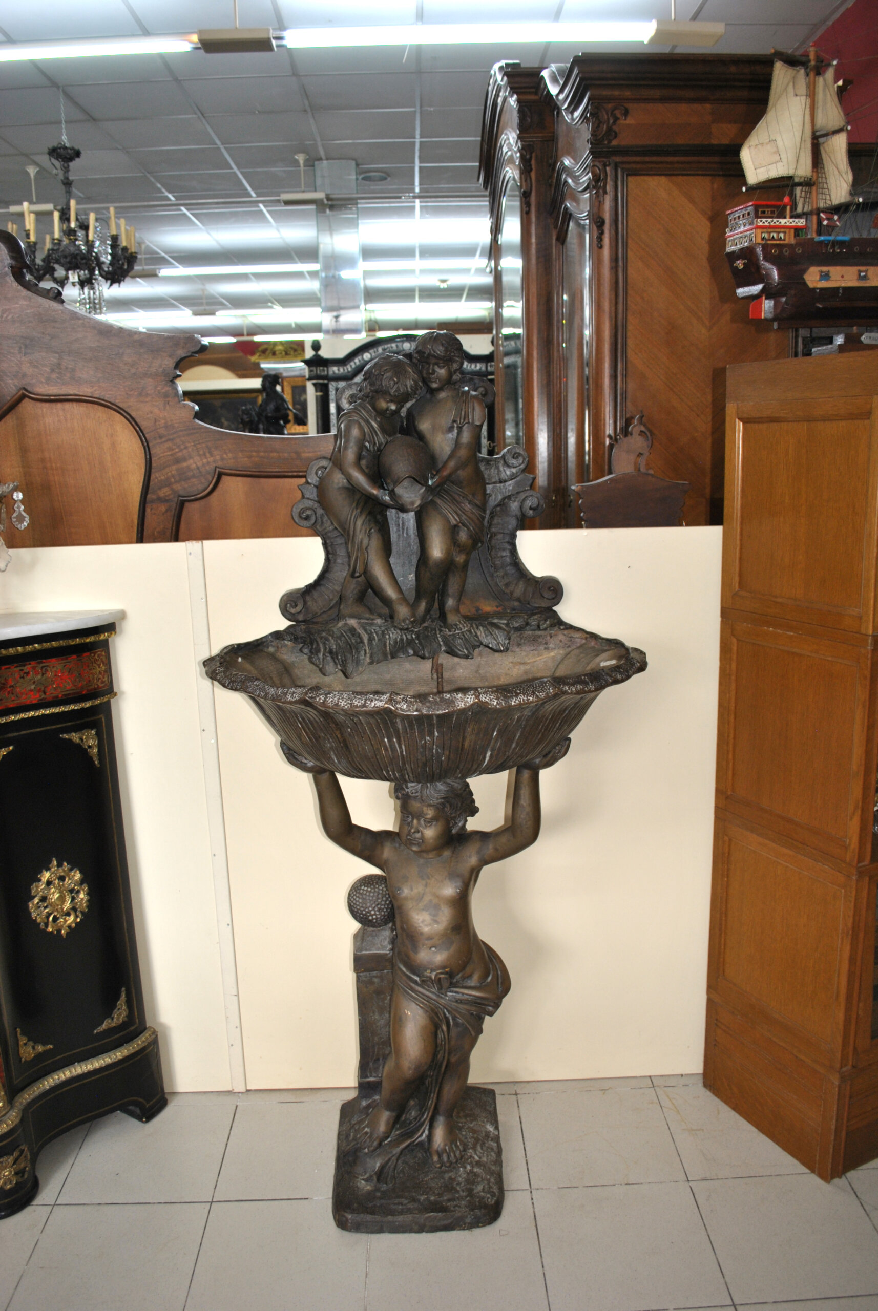 Gran fuente escultórica de bronce con querubines - Imagen 2