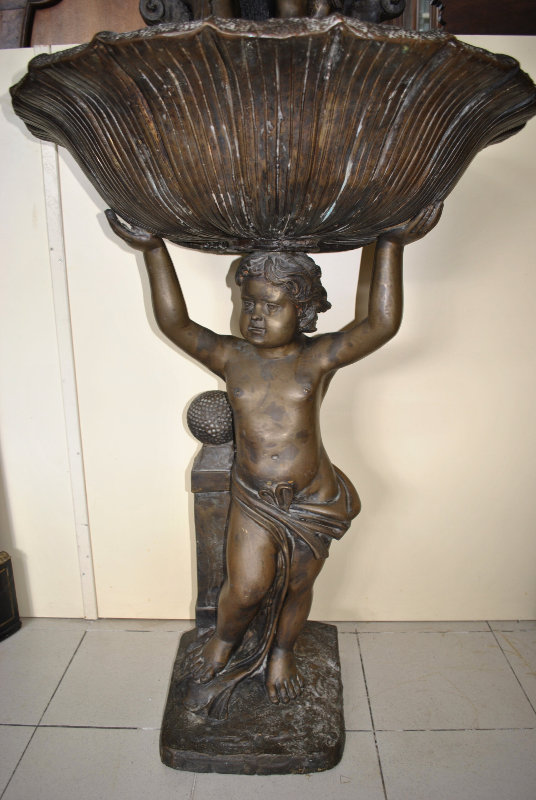 Gran fuente escultórica de bronce con querubines - Imagen 5