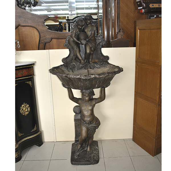 Gran fuente escultórica de bronce con querubines