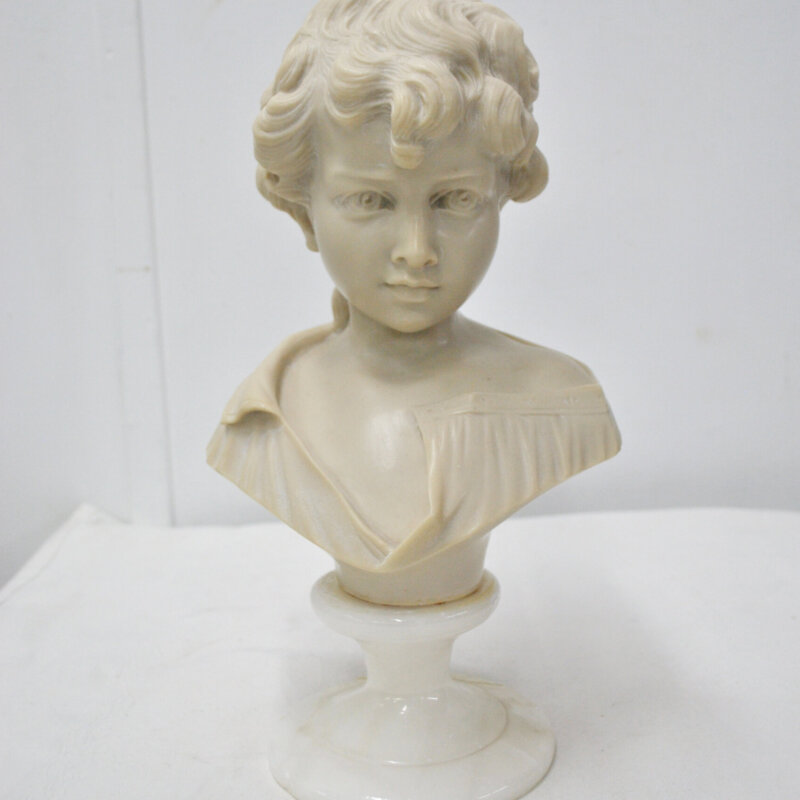 Busto de marmolina sobre peana