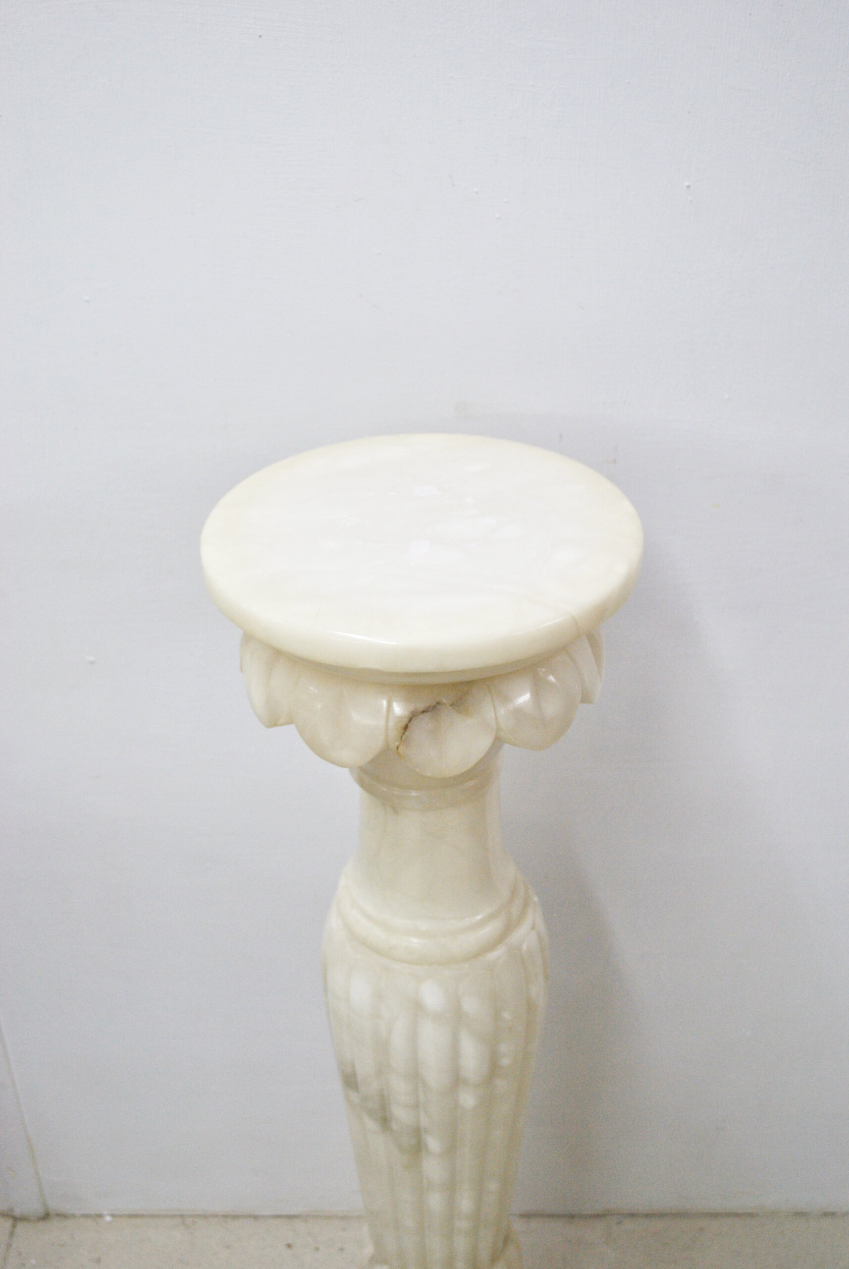 Pedestal de alabastro tallado estilo clásico - Imagen 2