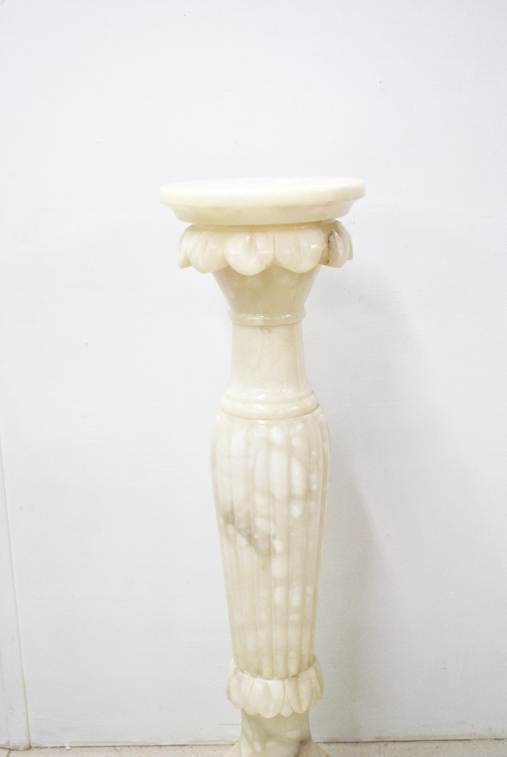 Pedestal de alabastro tallado estilo clásico - Imagen 3