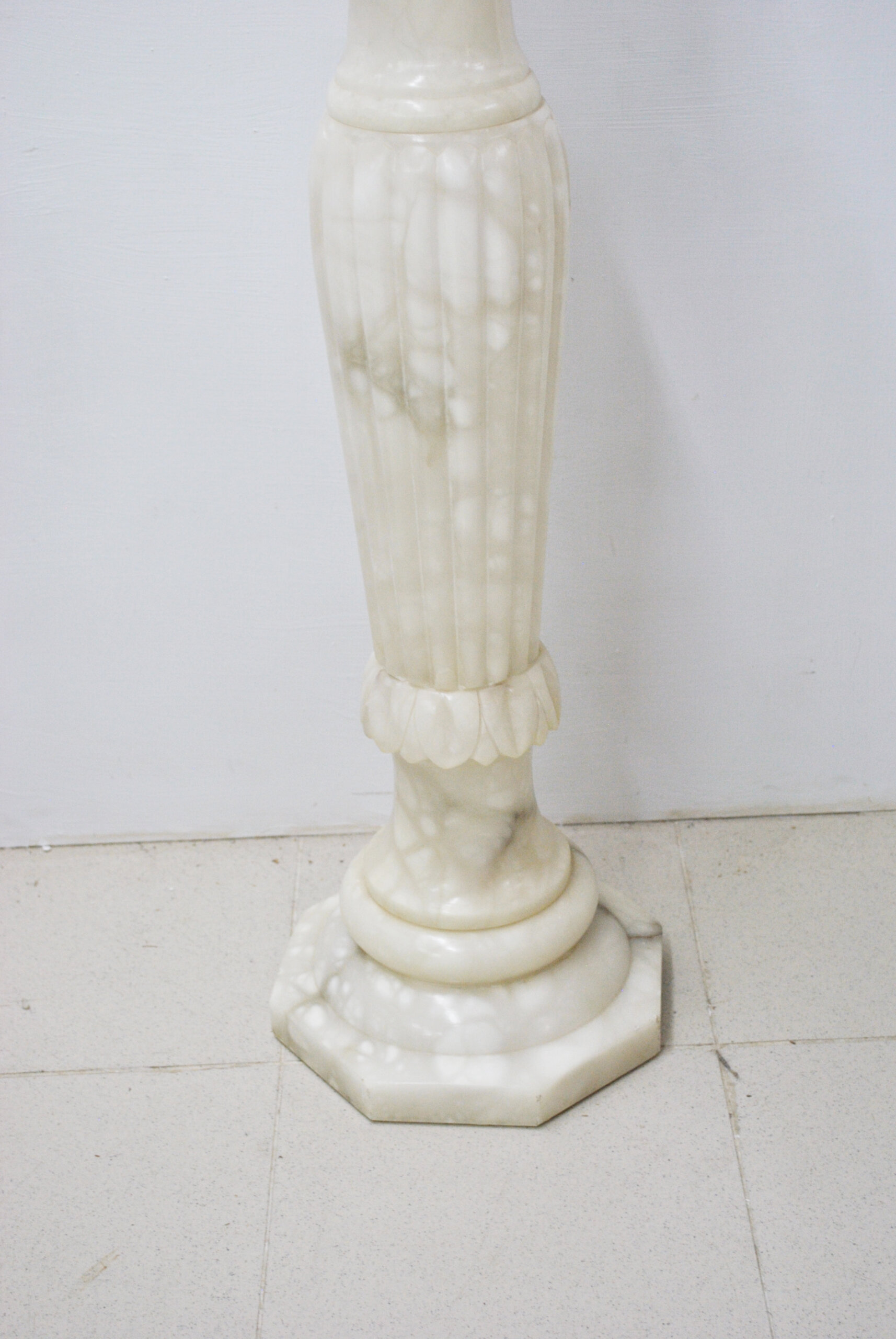 Pedestal de alabastro tallado estilo clásico - Imagen 4