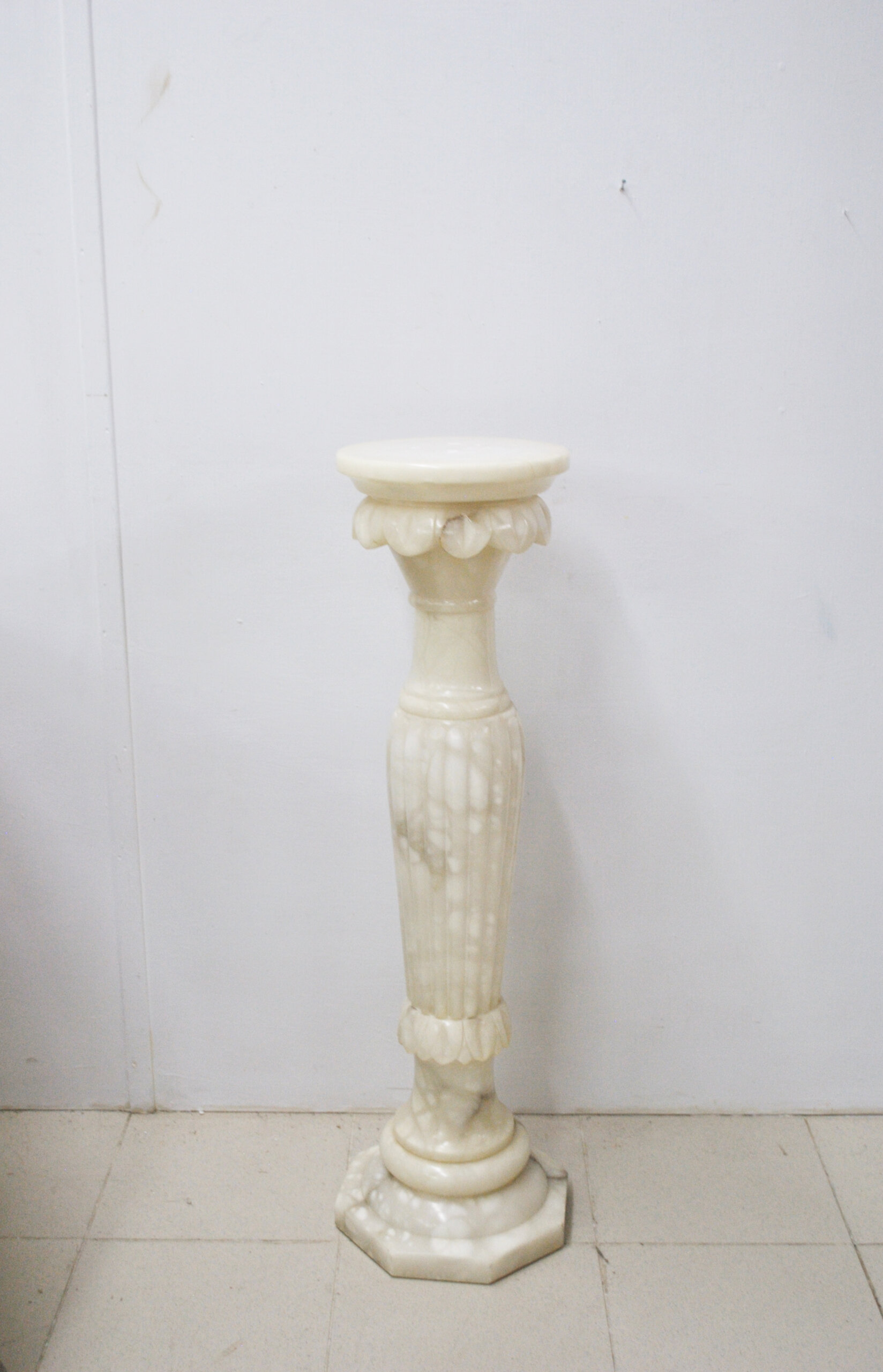 Pedestal de alabastro tallado estilo clásico - Imagen 5