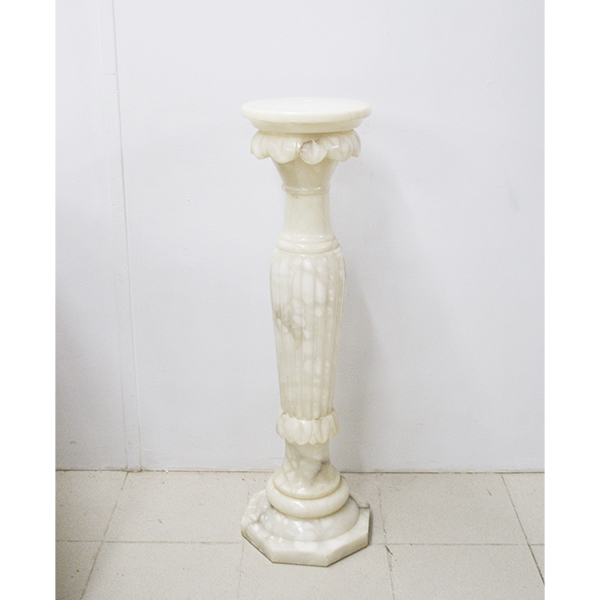 Pedestal de alabastro tallado estilo clásico
