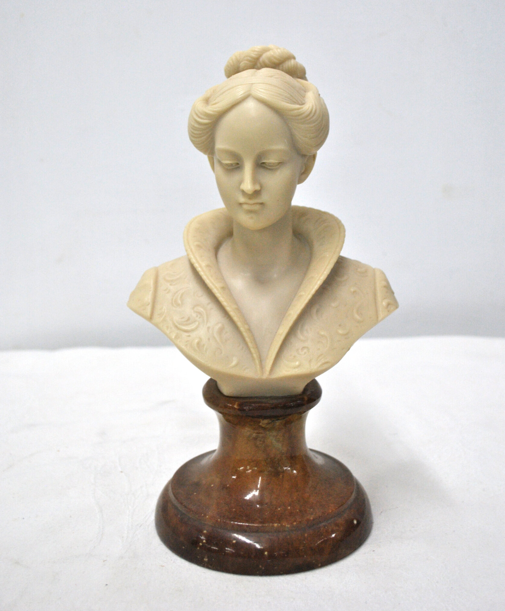 Busto clásico dama marmolina