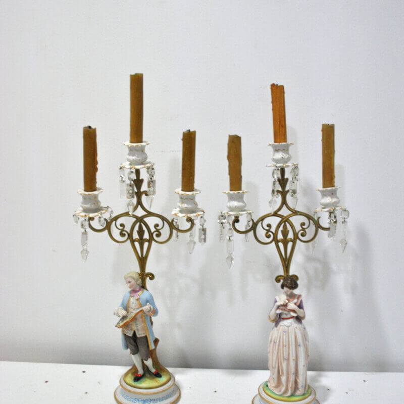 Pareja candelabros porcelana figuras galantes