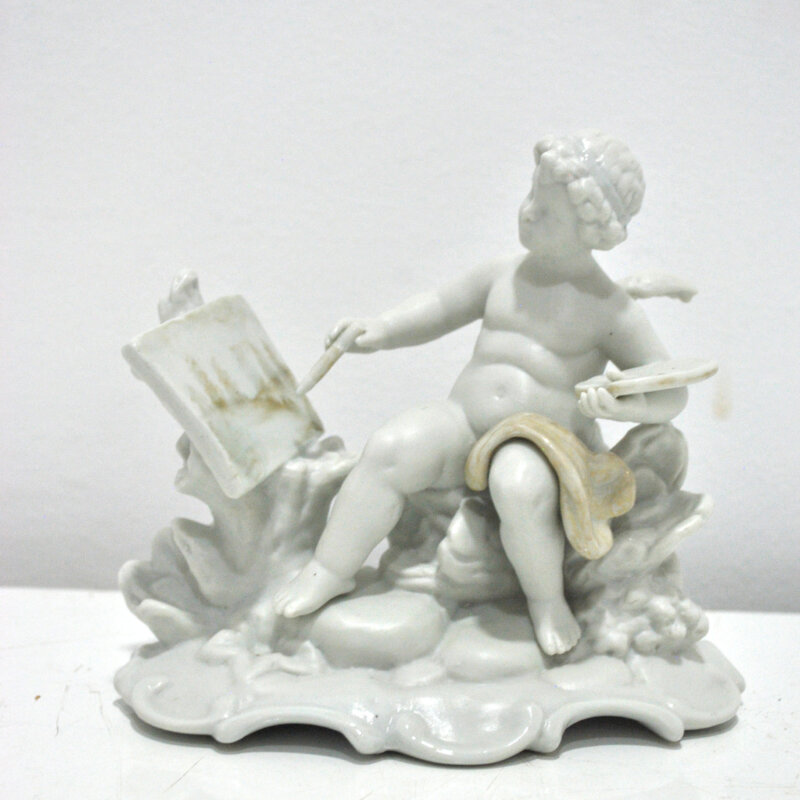 Figura porcelana Biscuit querubín pintor
