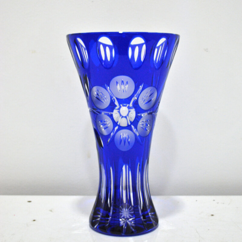 Jarrón cristal bohemia azul tallado