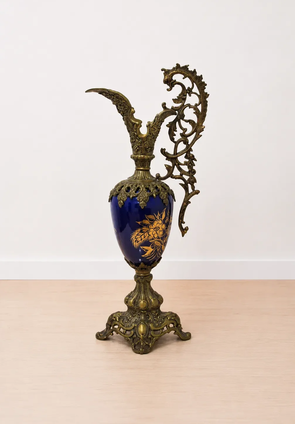 Jarrón o ánfora porcelana y bronce