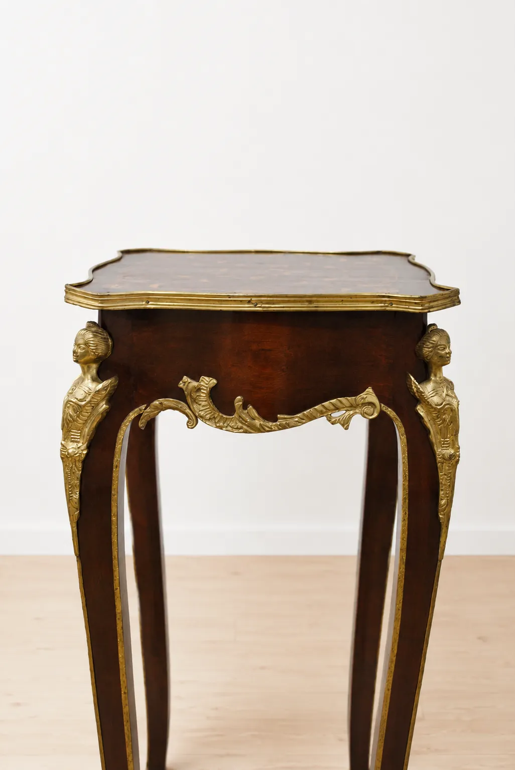 Pedestal madera y aplicaciones bronce - Imagen 4