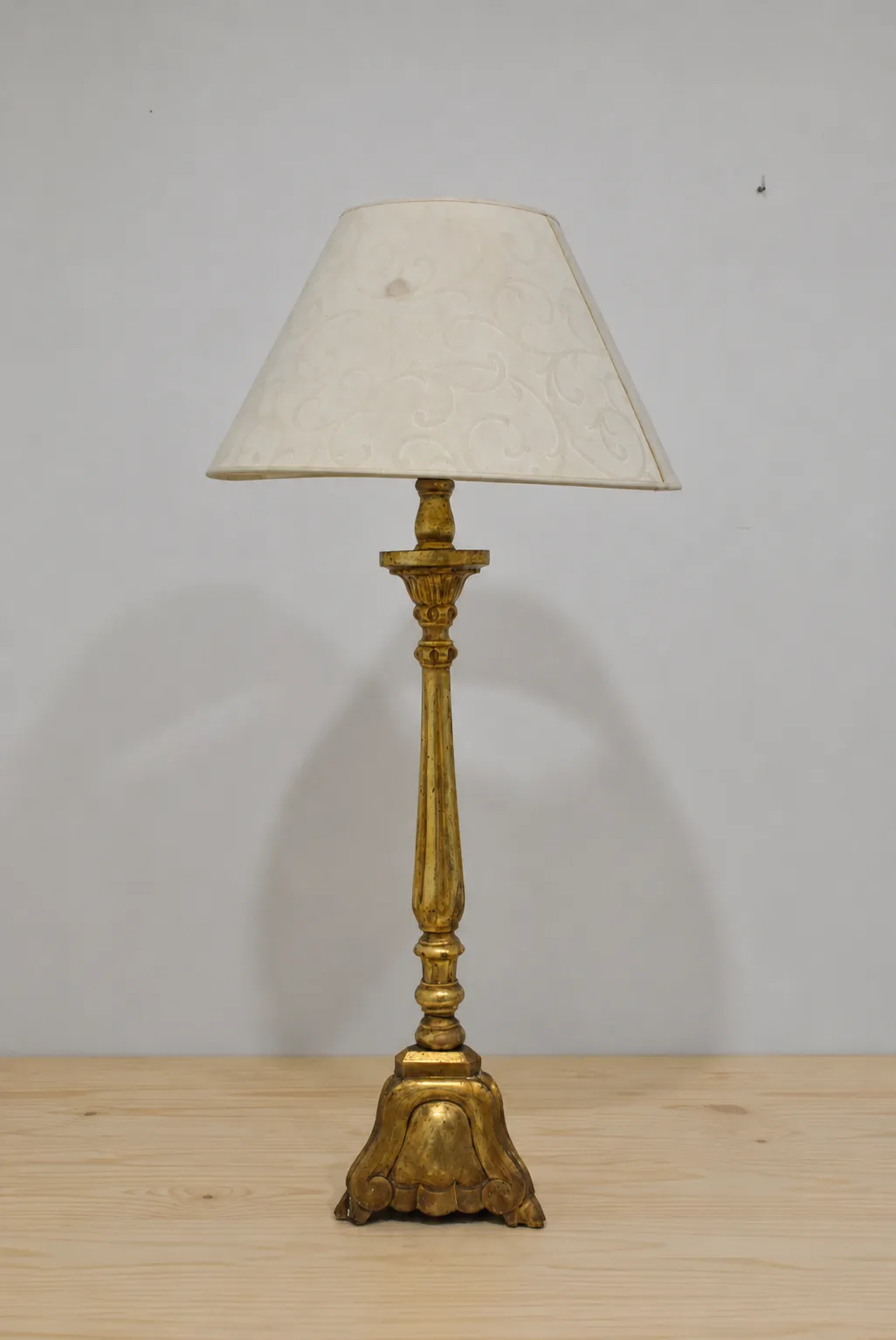 Lámpara mesa pie dorado madera - Imagen 2