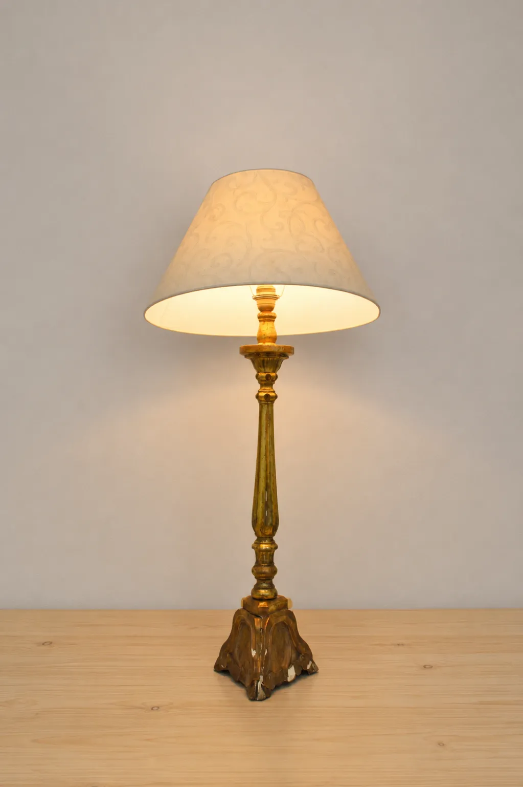 Lámpara mesa pie dorado madera - Imagen 5