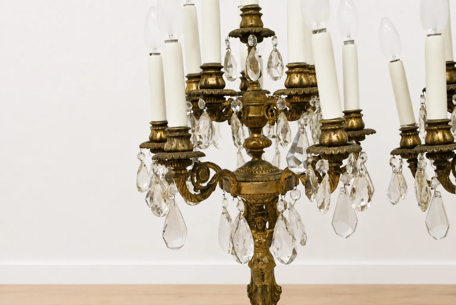 Gran pareja candelabros bronce y cristal Imperio - Imagen 6