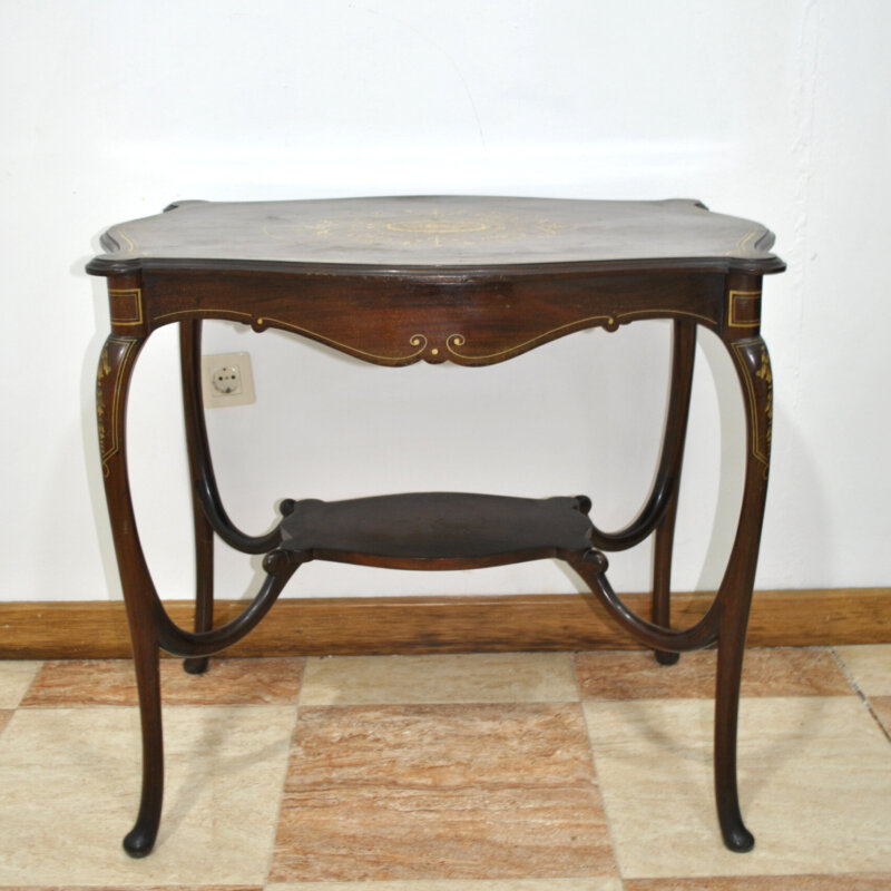 Mesa auxiliar de madera con marquetería