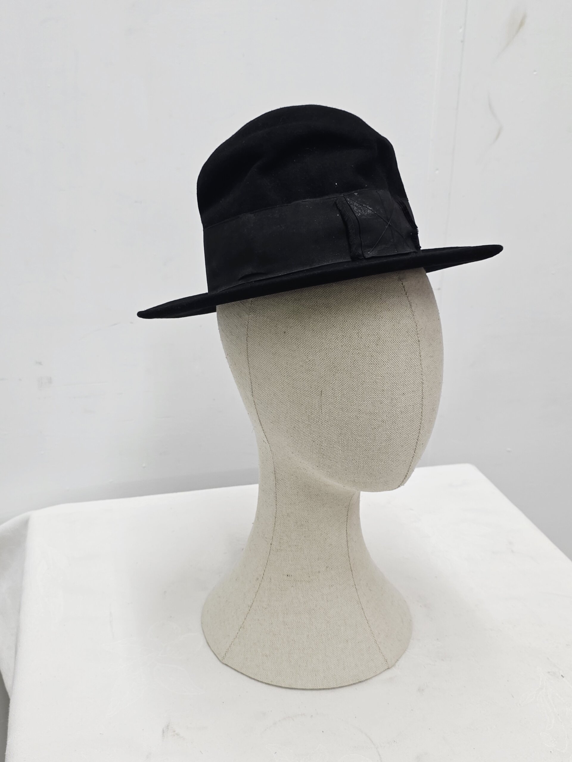 Sombrero antiguo de fieltro negro Sans Rival