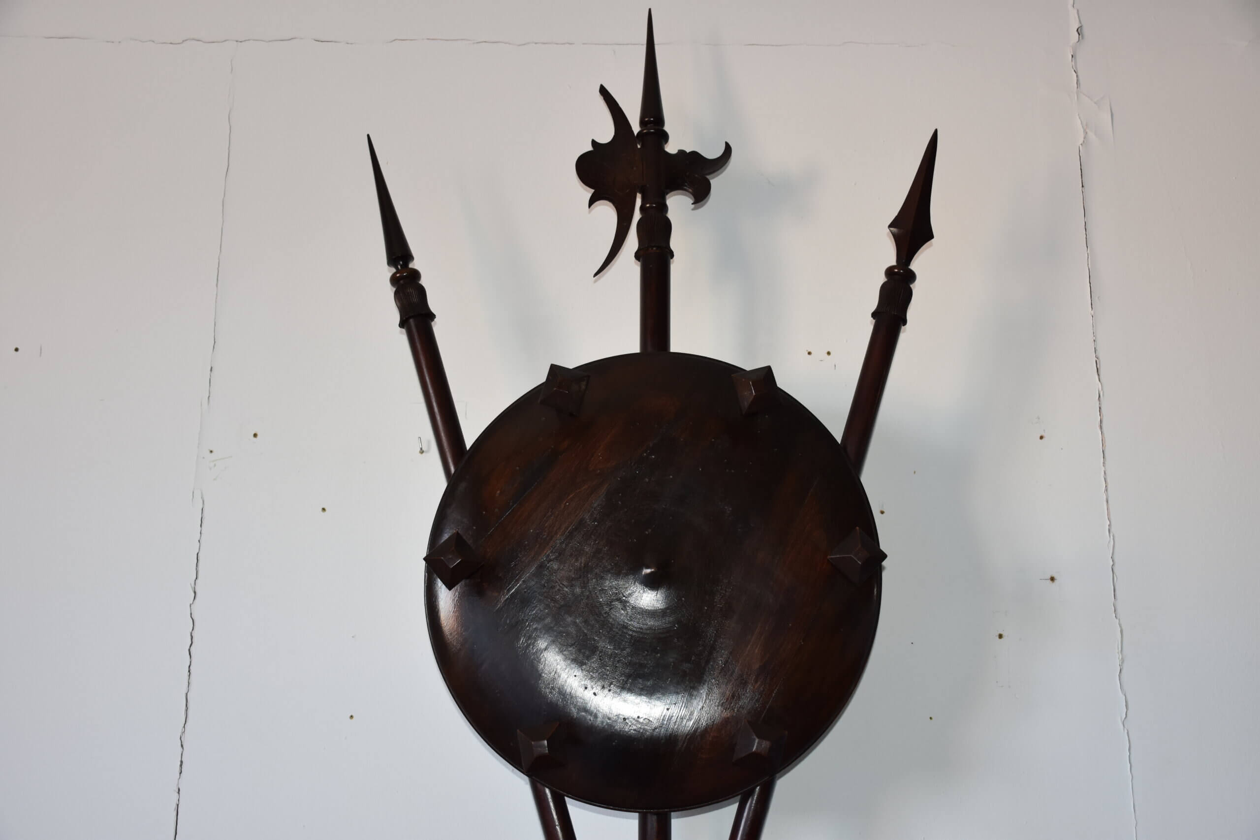 Escudo con alabarda, lanzas, hacha y mazas - Imagen 2