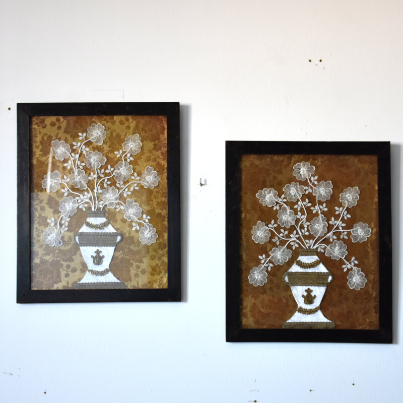 Pareja de cuadros con flores bordadas sobre seda
