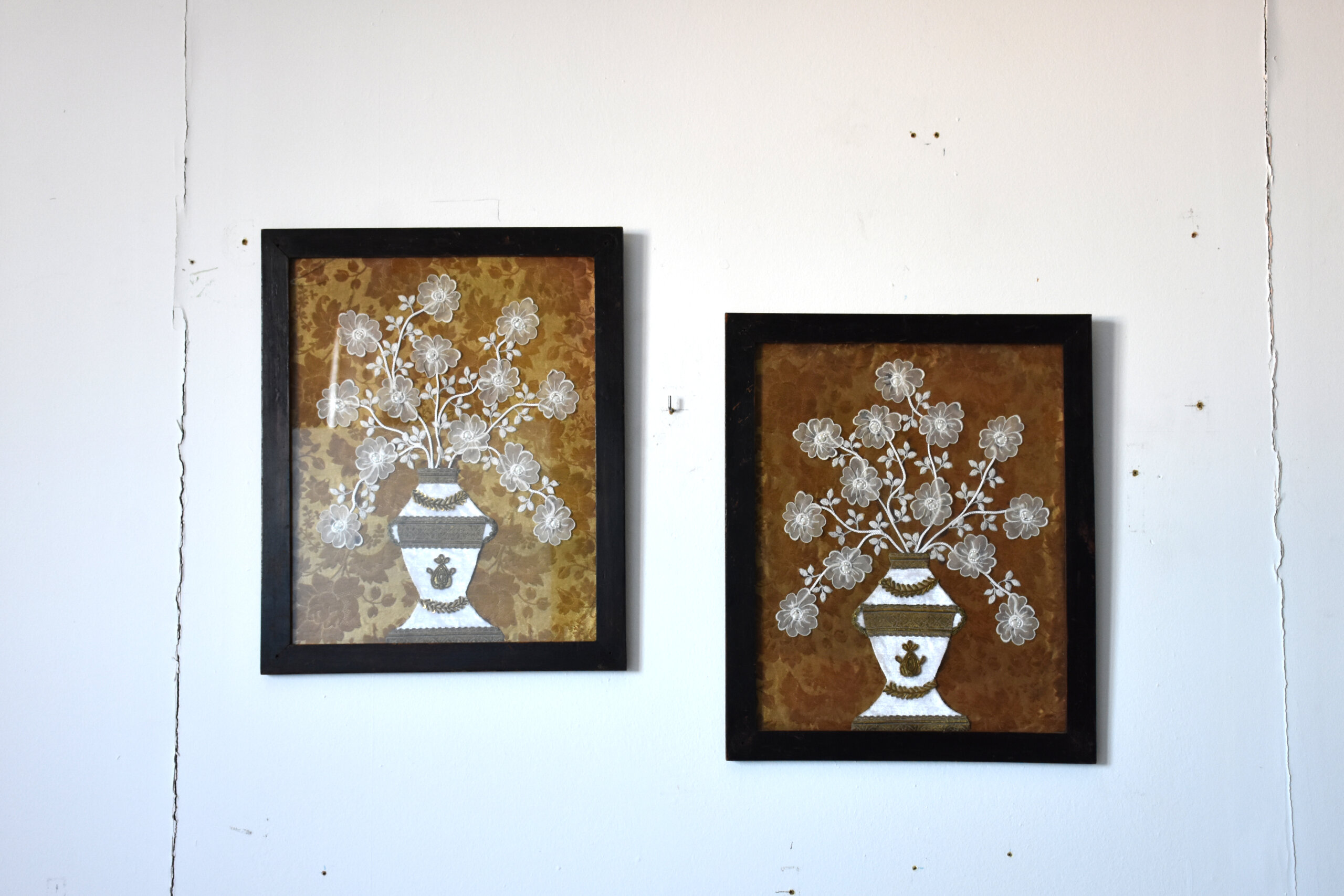 Pareja de cuadros con flores bordadas sobre seda
