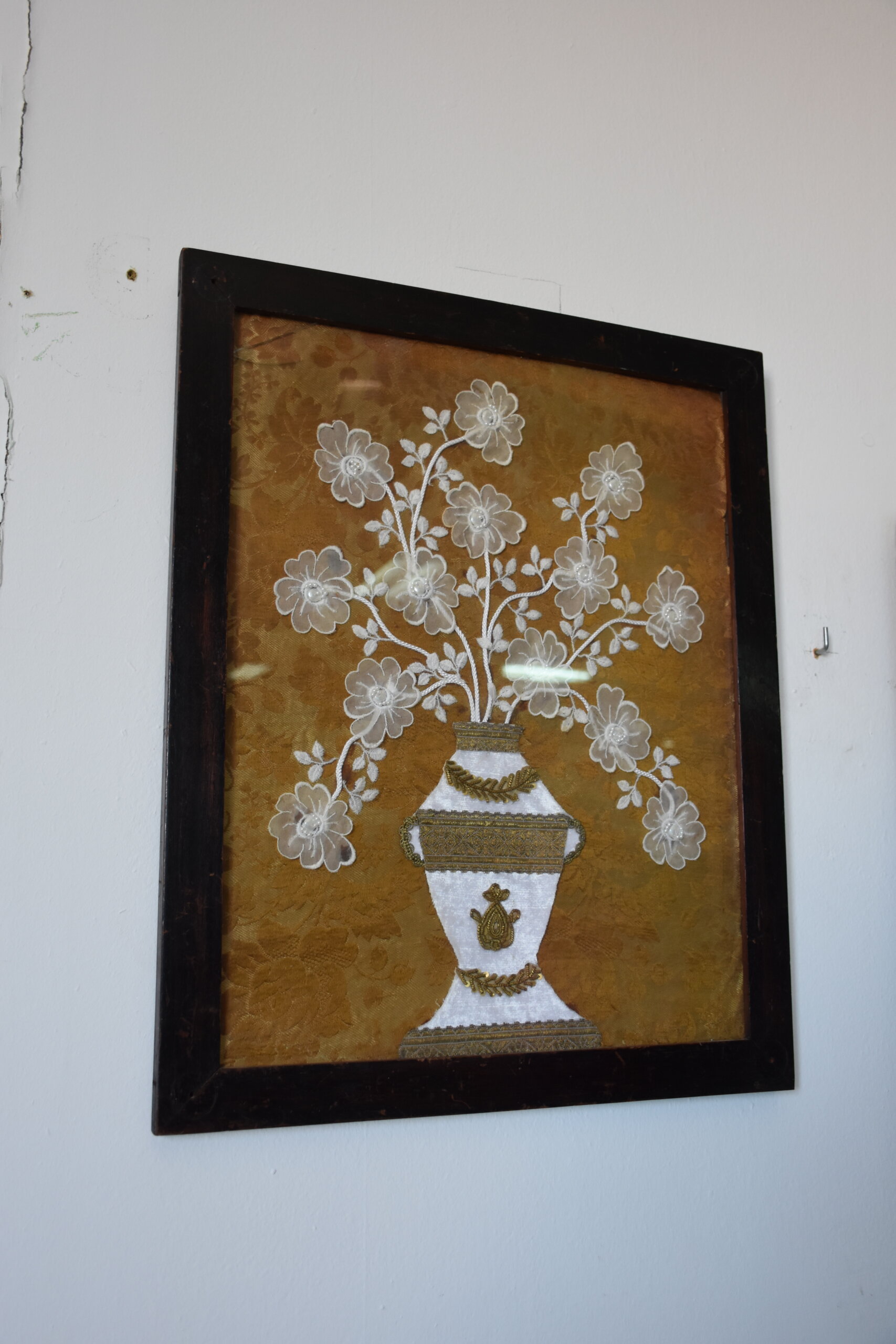 Pareja de cuadros con flores bordadas sobre seda - Imagen 3