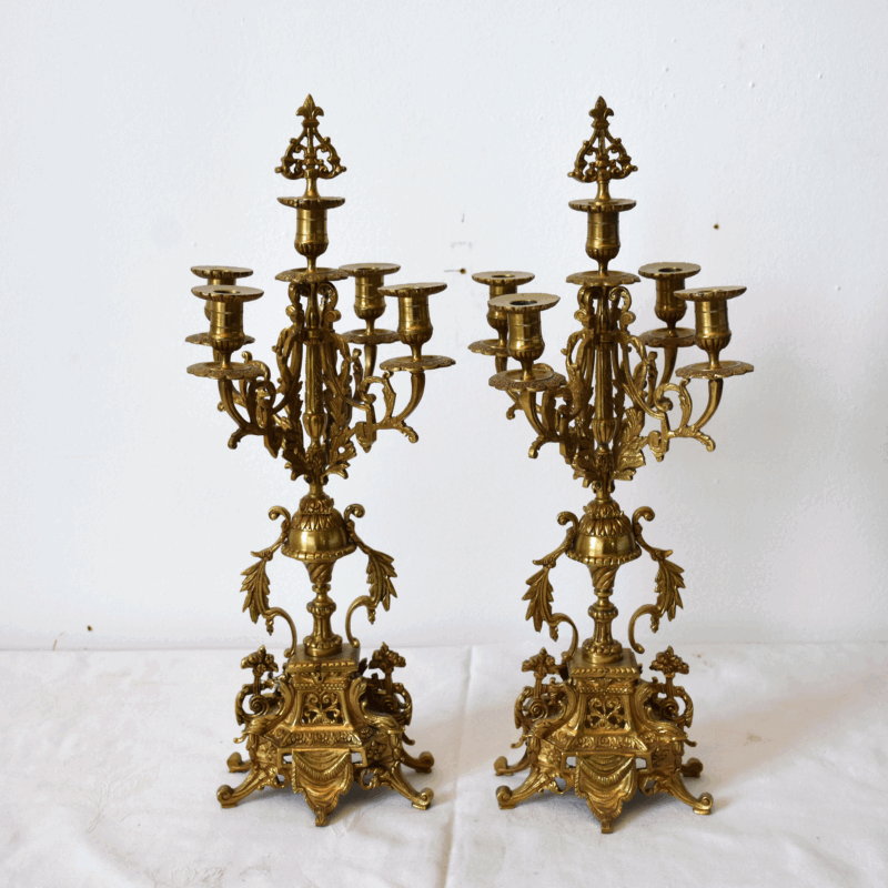 Pareja de candelabros barrocos de bronce