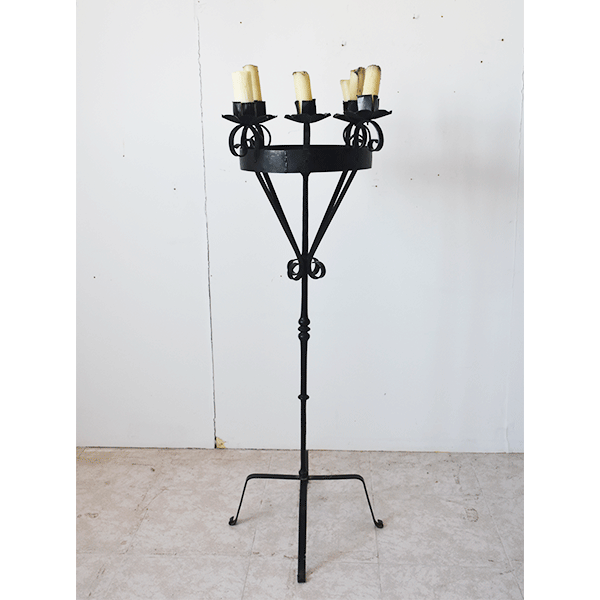 Candelabro de pie de forja con 8 brazos