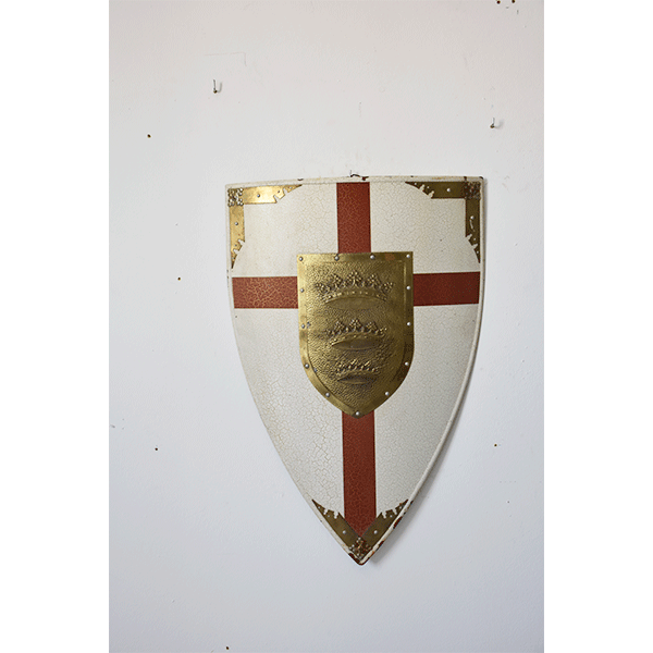 Escudo heráldico medieval con cruz roja