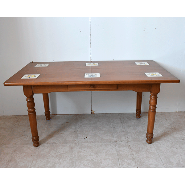 Mesa rústica con azulejos cerámicos