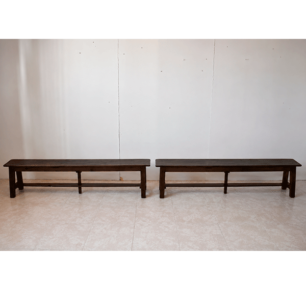 Pareja de bancos rústicos de madera