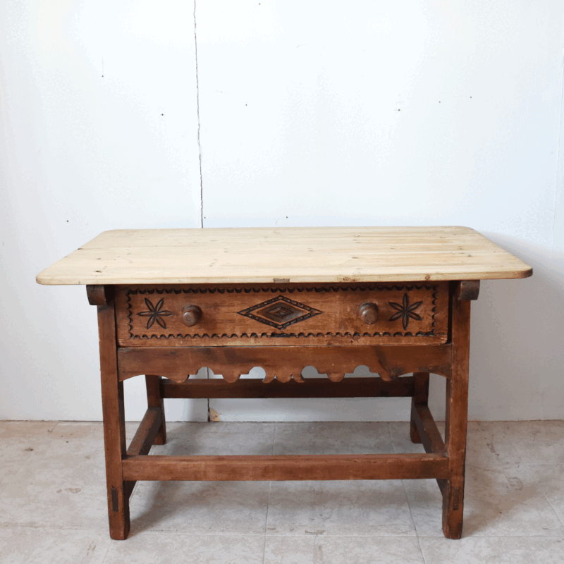 Mesa rústica antigua con cajón tallado