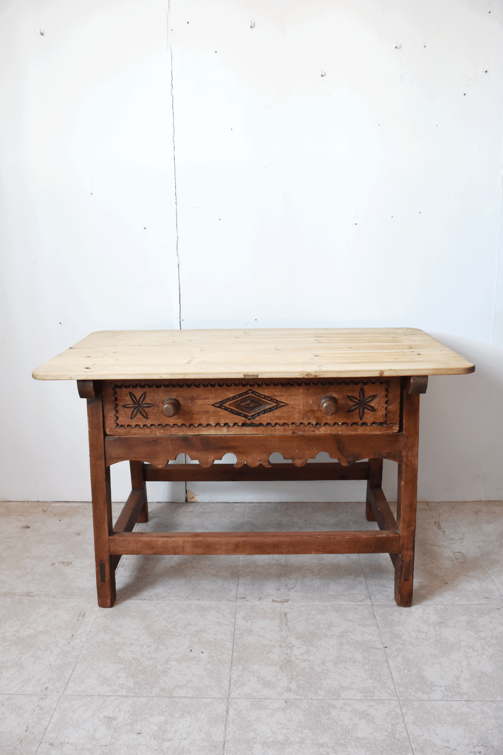 Mesa rústica antigua con cajón tallado