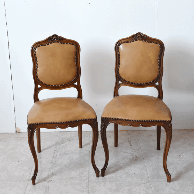 Pareja de sillas Luis XV cuero