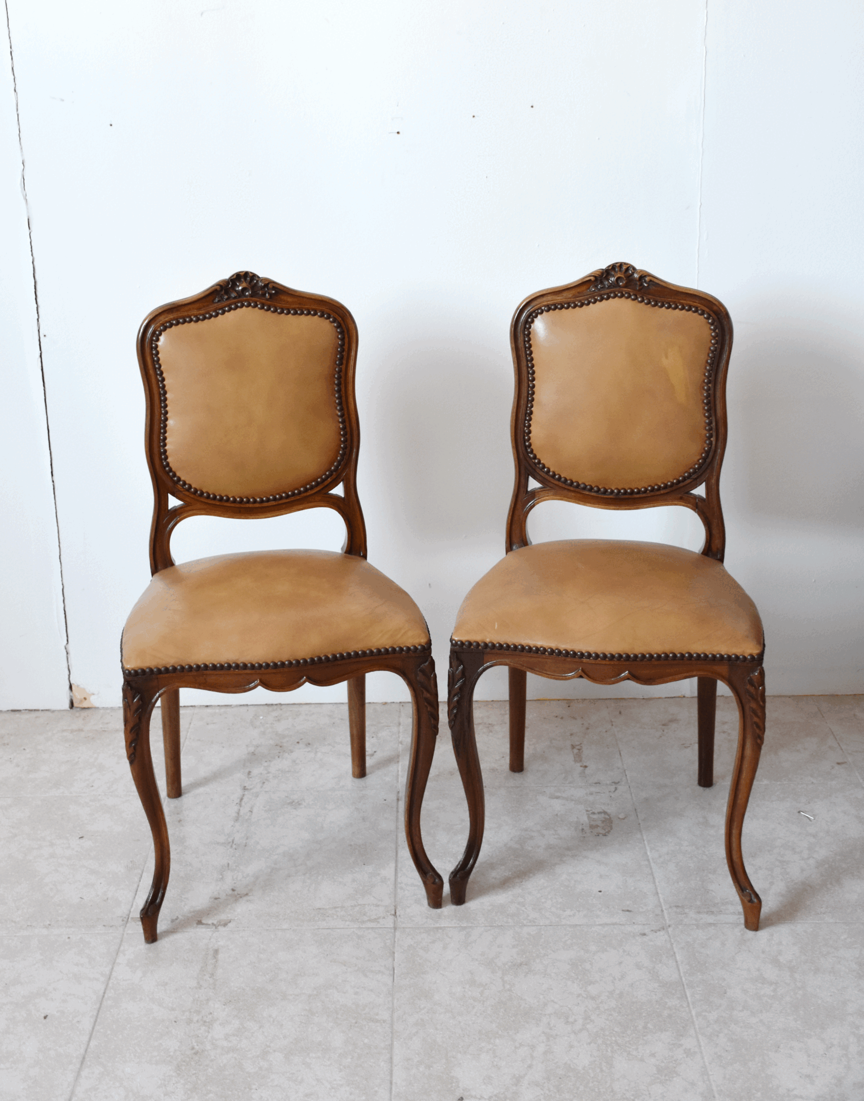 Pareja de sillas Luis XV cuero