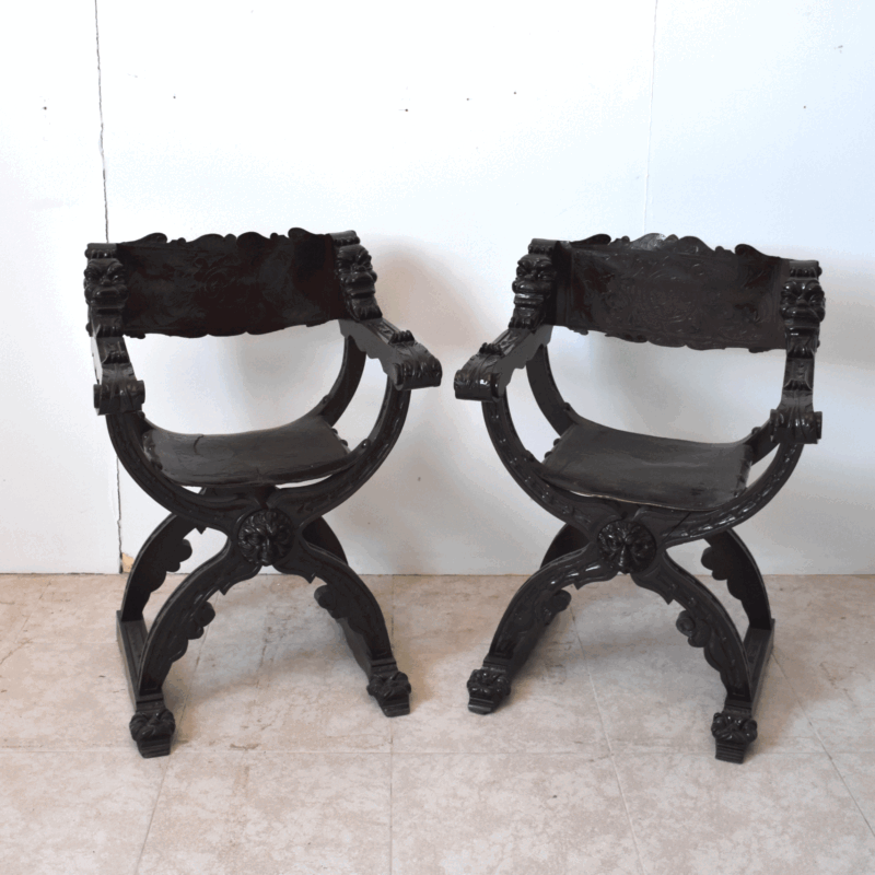 Pareja de sillones jamugas talladas con cuero