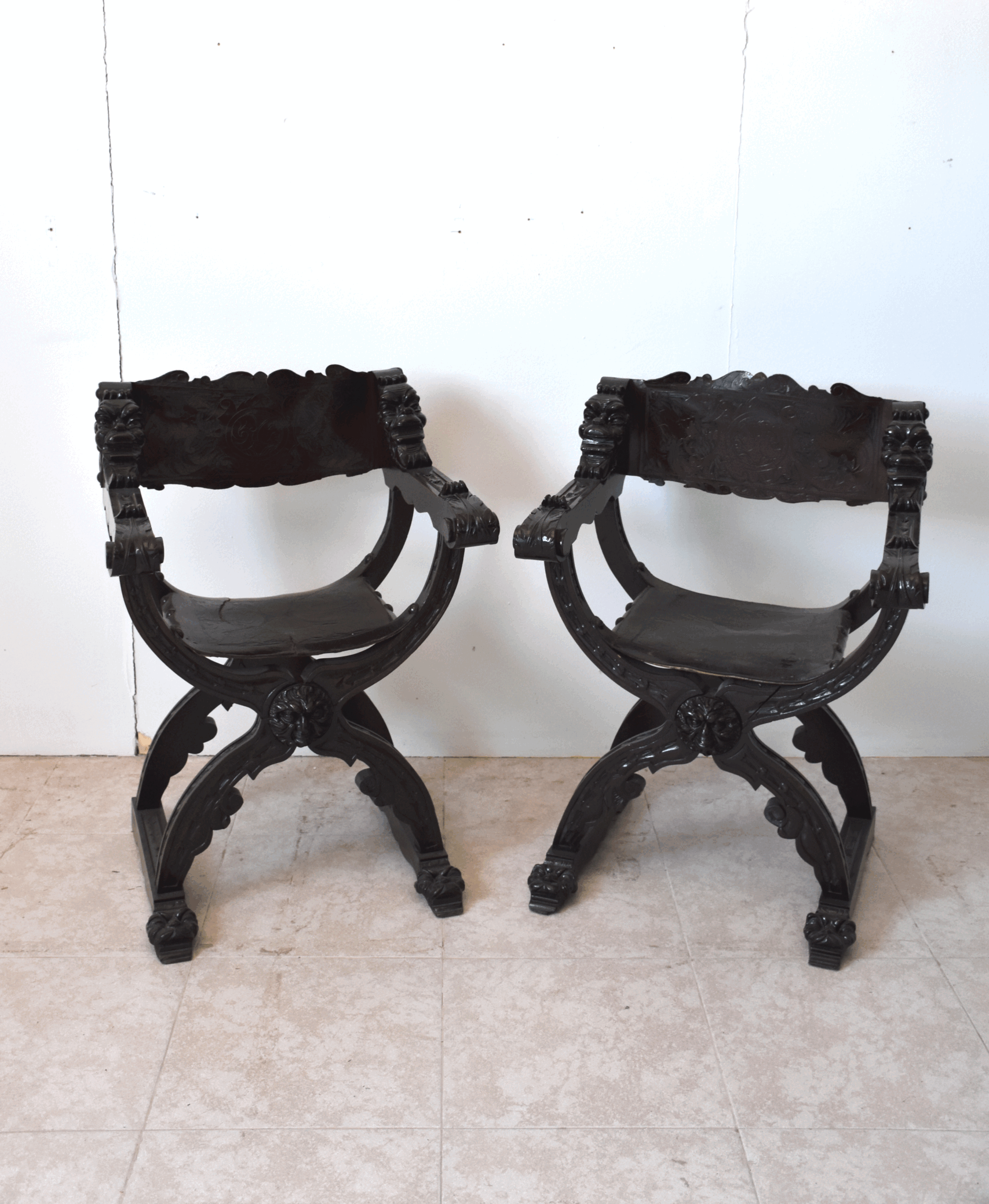 Pareja de sillones jamugas talladas con cuero